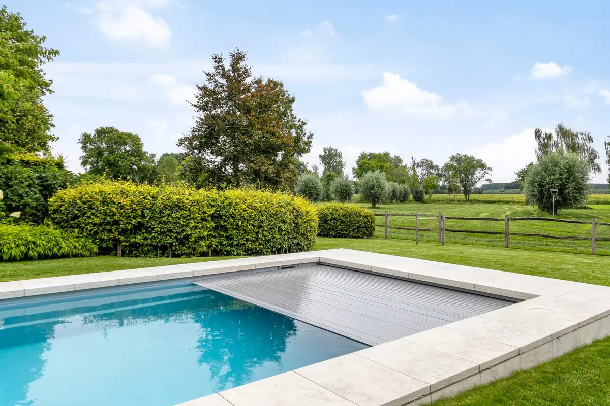 Zwembad van Starline in een tuin met open landschap